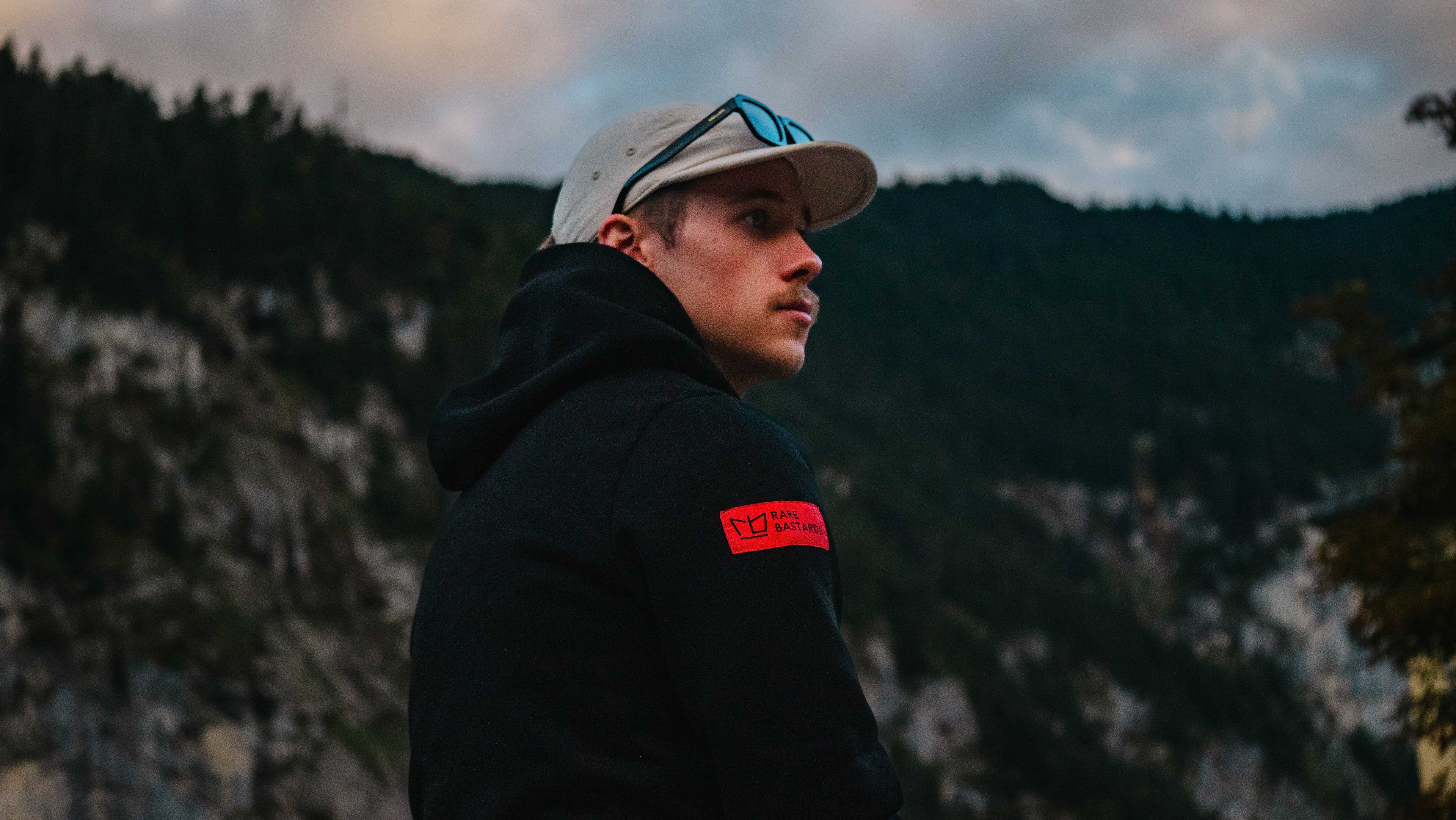 UNISEX musta huppari